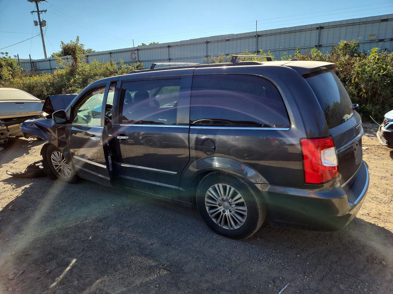 2015 Chrysler Town & Country Touring L - Фото 2