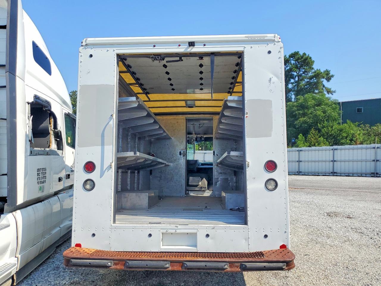 2021 Ford Econoline E450 Super Duty Commercial Stripped Chassis - Image 6