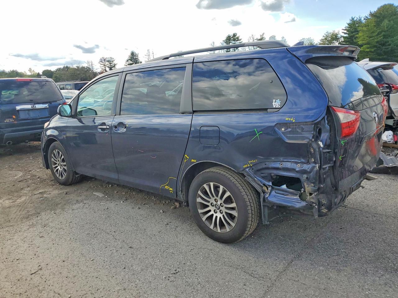 2019 Toyota Sienna Xle Premium 8-Passenger - Фото 2