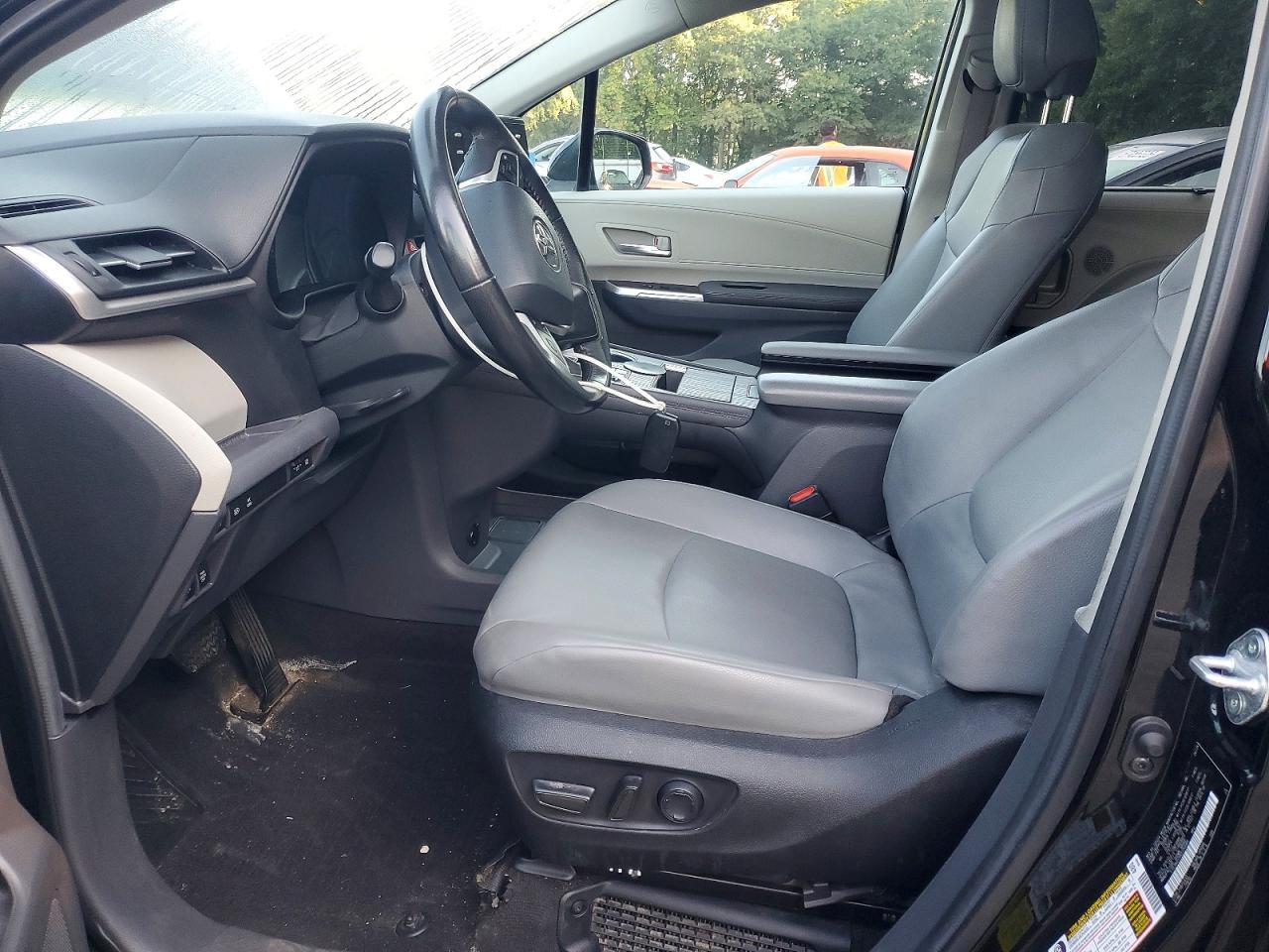 2024 Toyota Sienna Xle - Image 7
