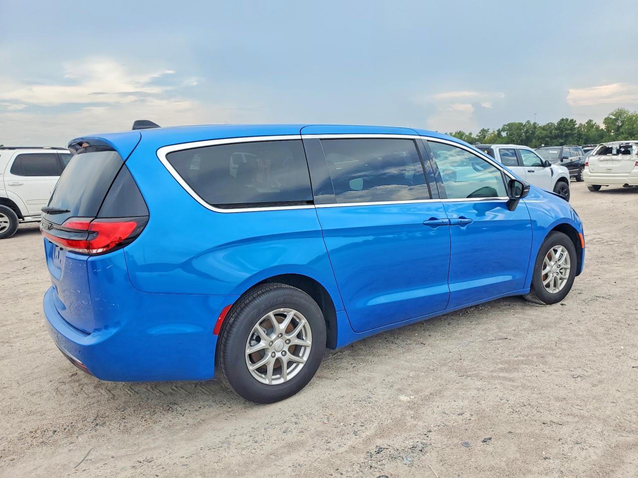 2027 Chrysler Pacifica Select - Image 3