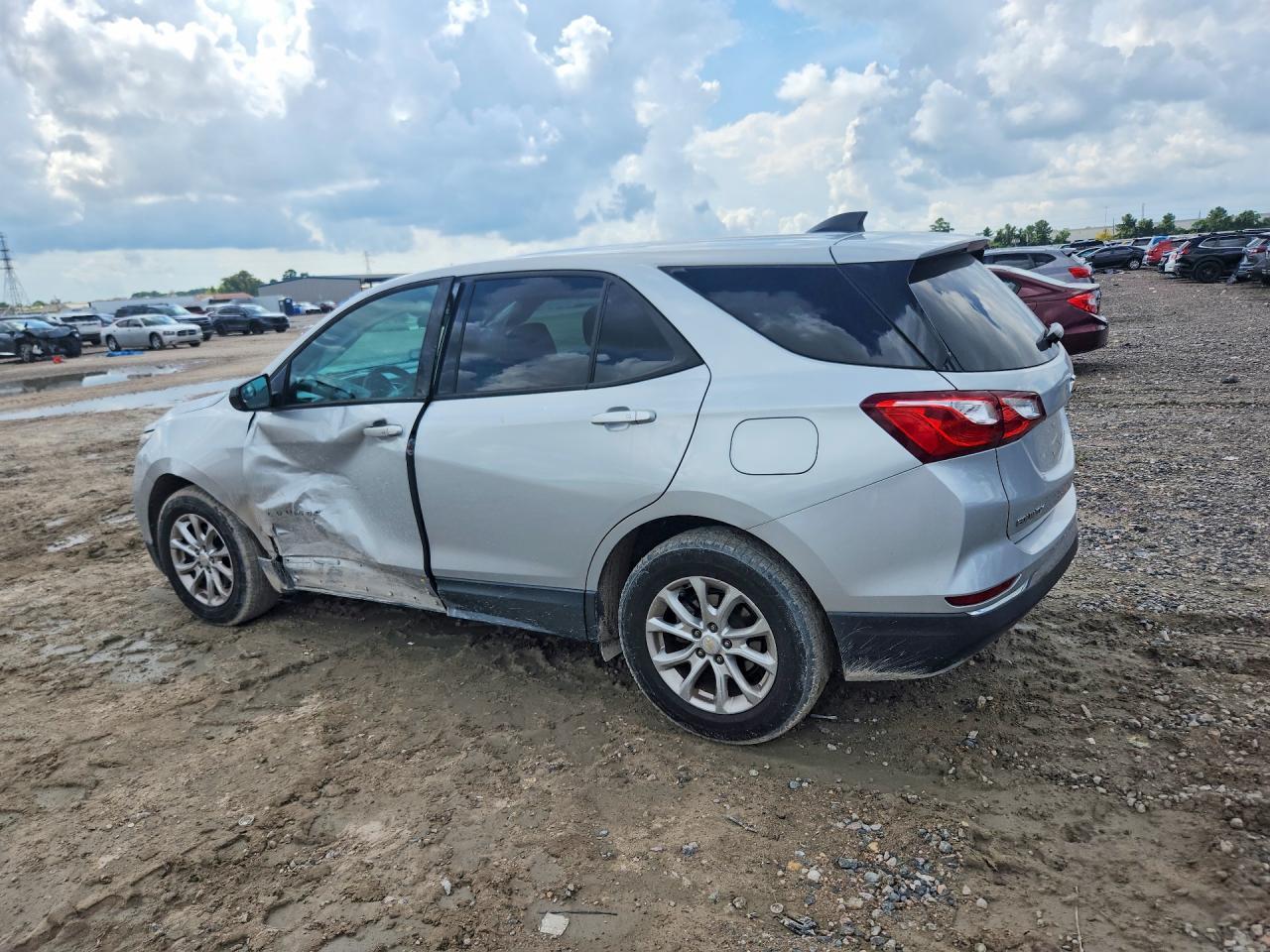 2018 Chevrolet Equinox Ls - Фото 2