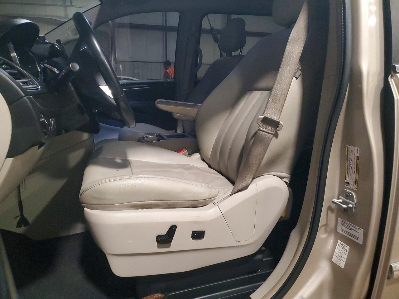 2013 Chrysler Town & Country Touring - Фото 7