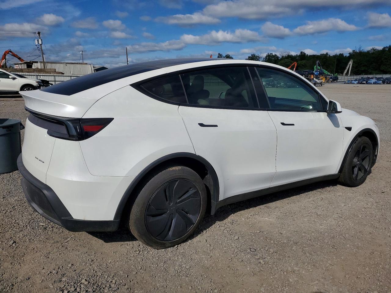 2026 Tesla Model Y - Фото 3