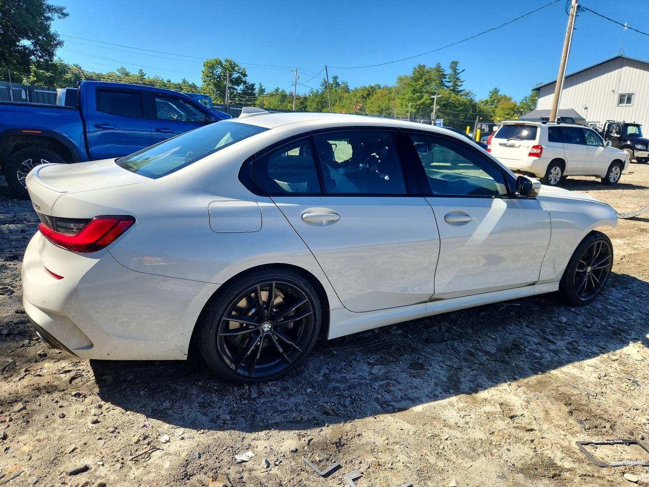 2022 BMW 330Xi - Фото 3