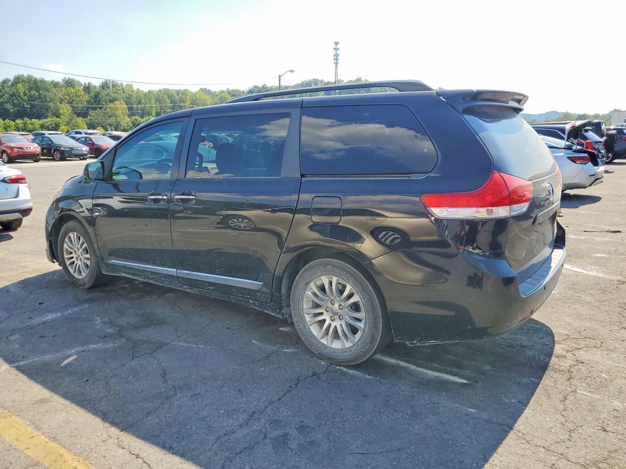2014 Toyota Sienna Xle 8-Passenger - Фото 2