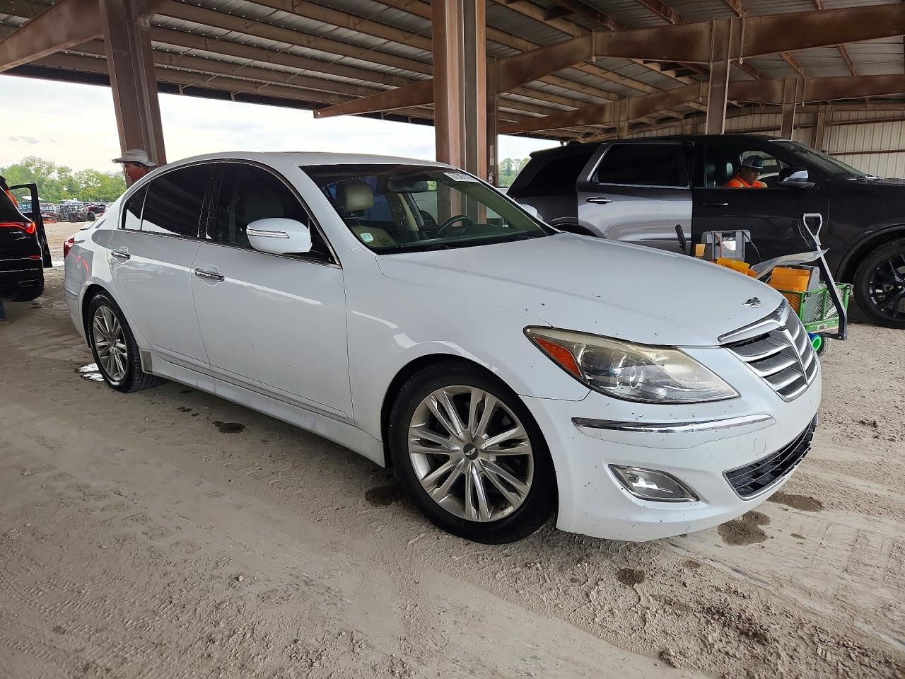 2013 Hyundai Genesis 3.8L - Фото 4