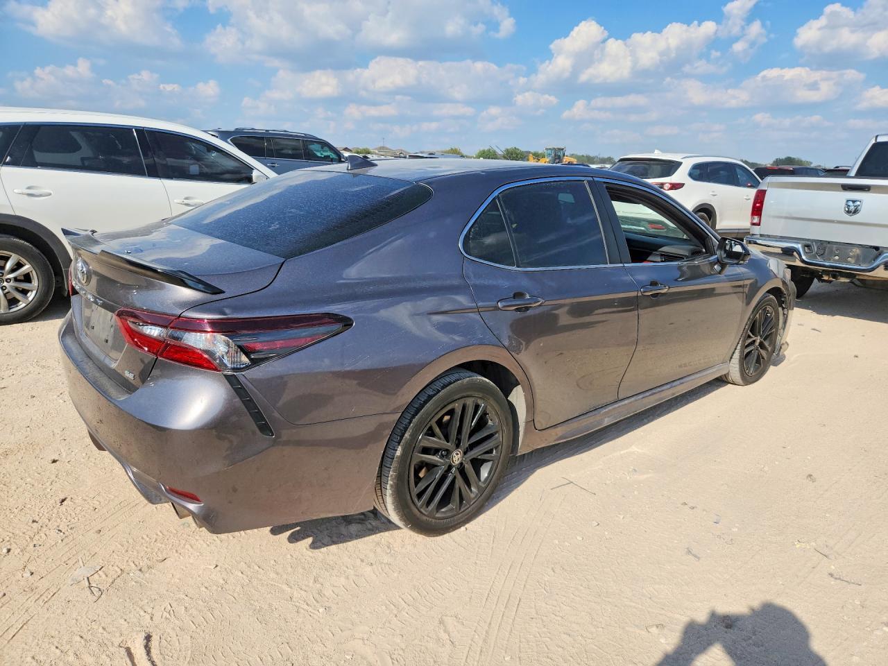 2022 Toyota Camry Se - Фото 3