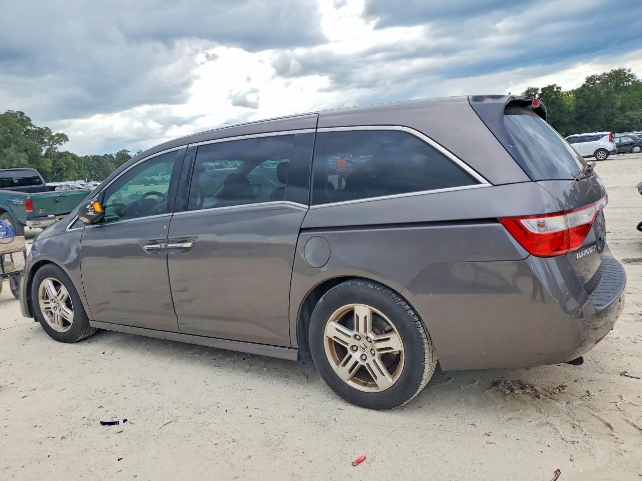 2011 Honda Odyssey Touring - Фото 2