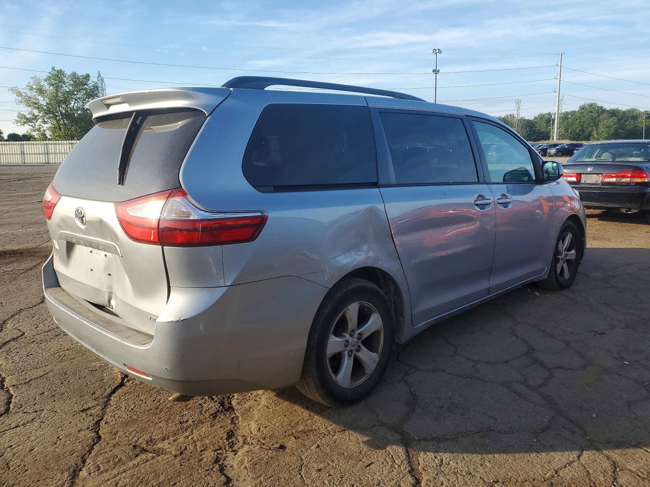 2015 Toyota Sienna Le - Image 3