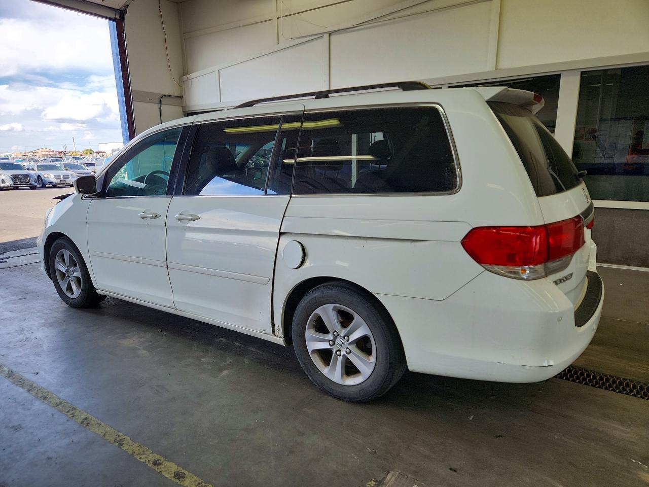 2010 Honda Odyssey Touring - Image 2