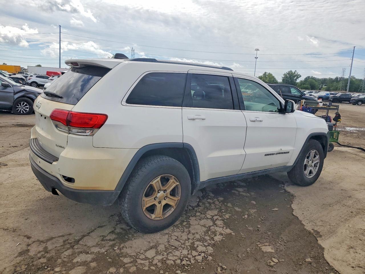 2019 Jeep Grand Cherokee Laredo - Image 3