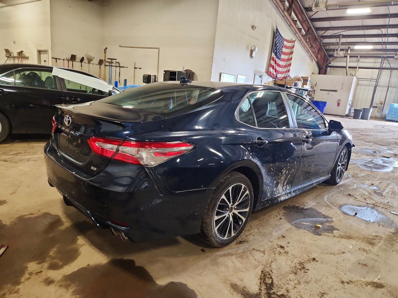 2019 Toyota Camry Se - Фото 3