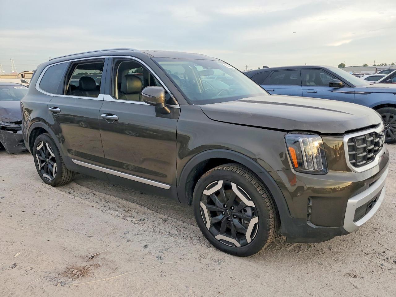 2025 Kia Telluride S - Image 4