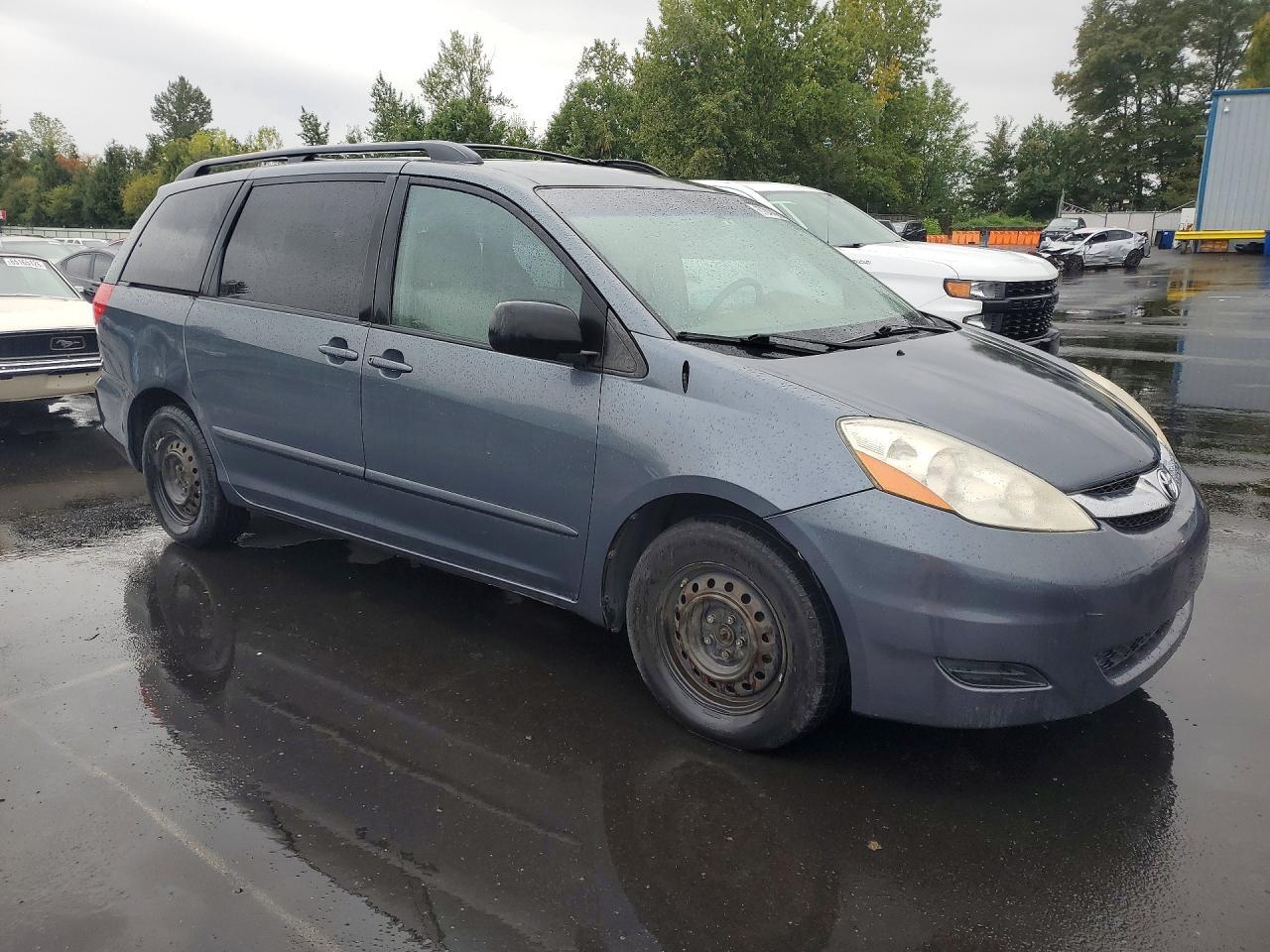 2010 Toyota Sienna Le 7-Passenger - Фото 4