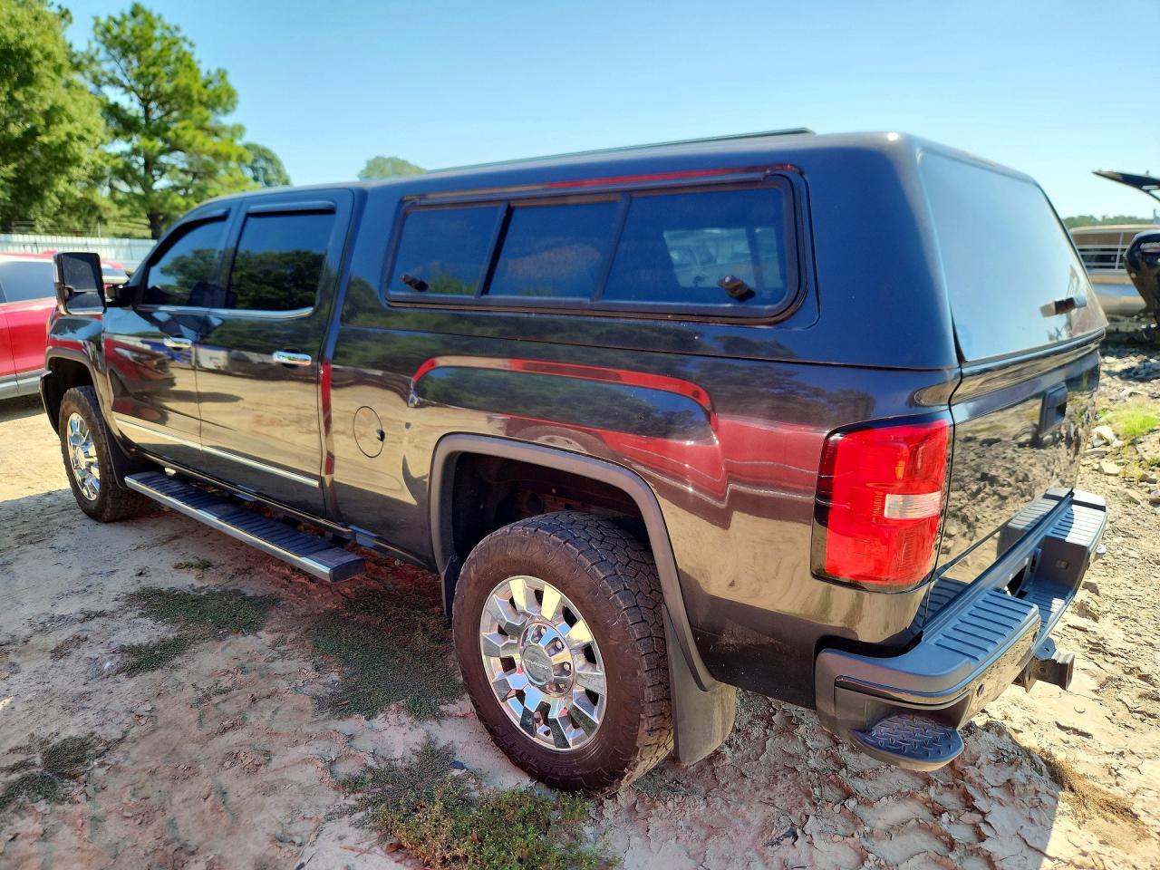 2015 GMC Sierra K2500 Denali - Image 2