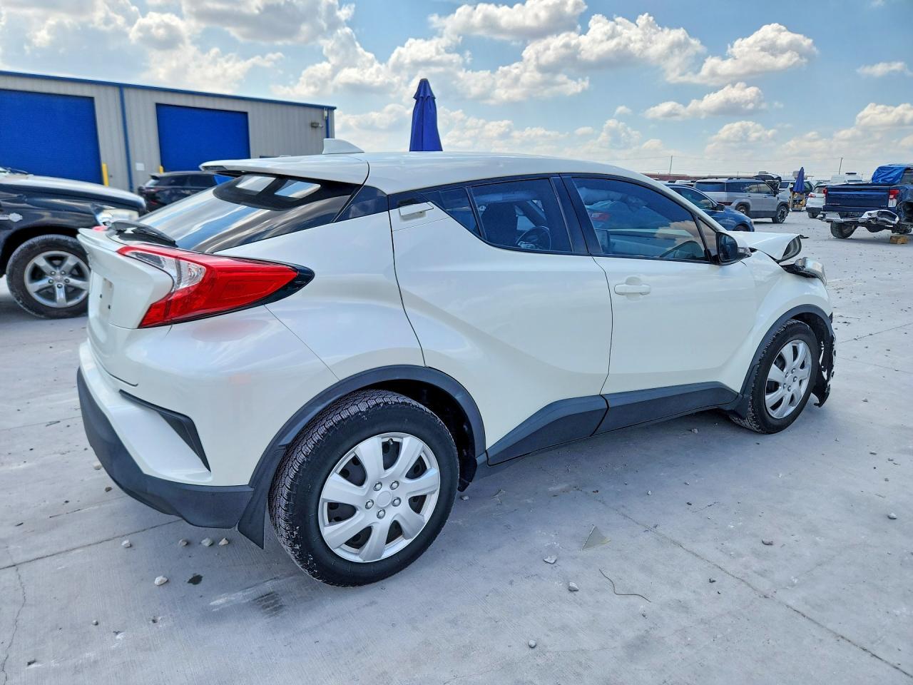 2019 Toyota C-Hr Le - Image 3