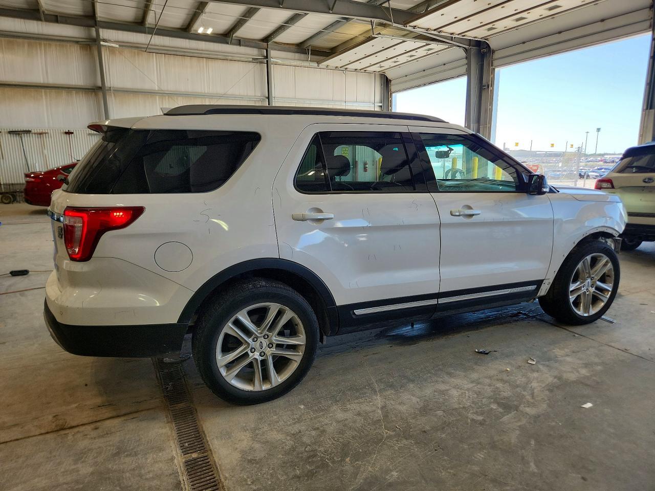 2017 Ford Explorer Xlt - Фото 3