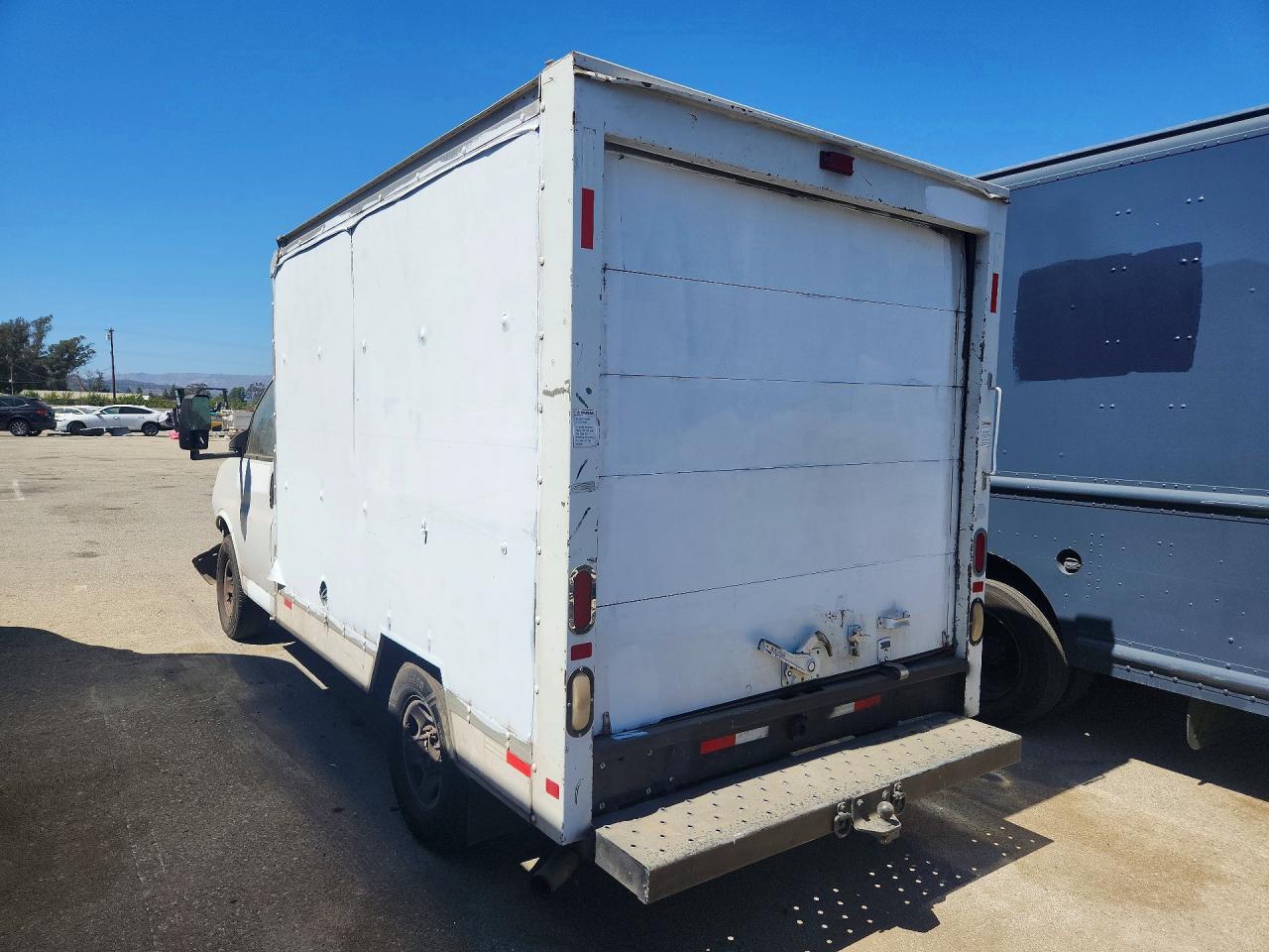 2008 GMC Savana Box Truck - Фото 2