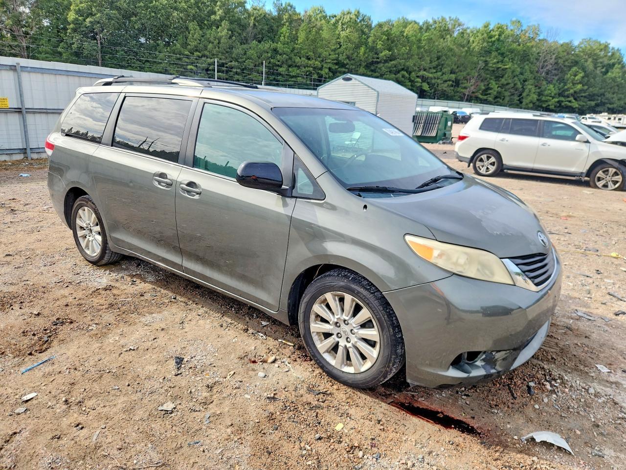 2011 Toyota Sienna Le - Image 4