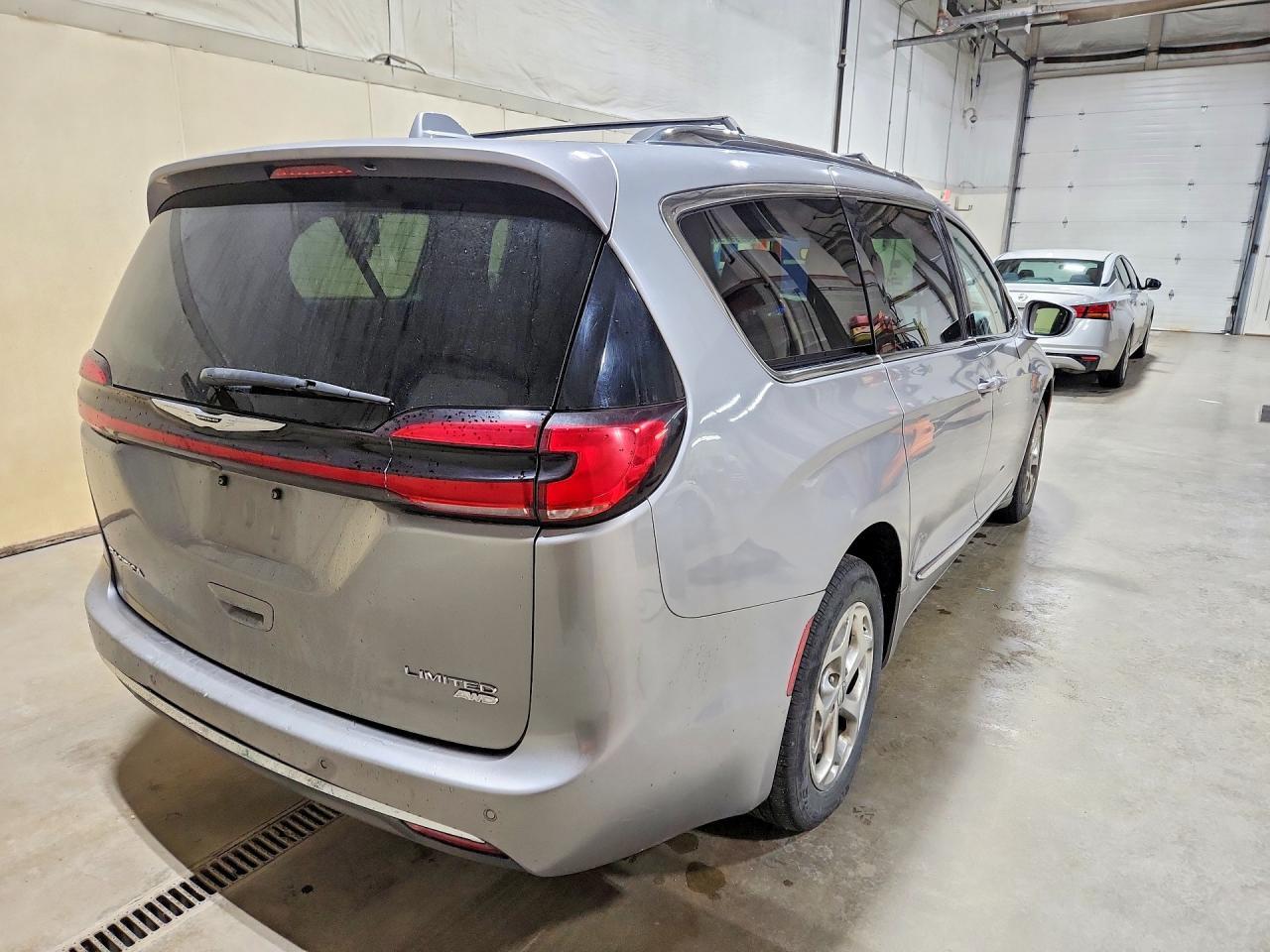 2021 Chrysler Pacifica Limited - Image 3