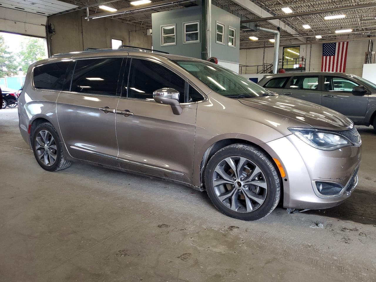 2017 Chrysler Pacifica Limited - Image 4