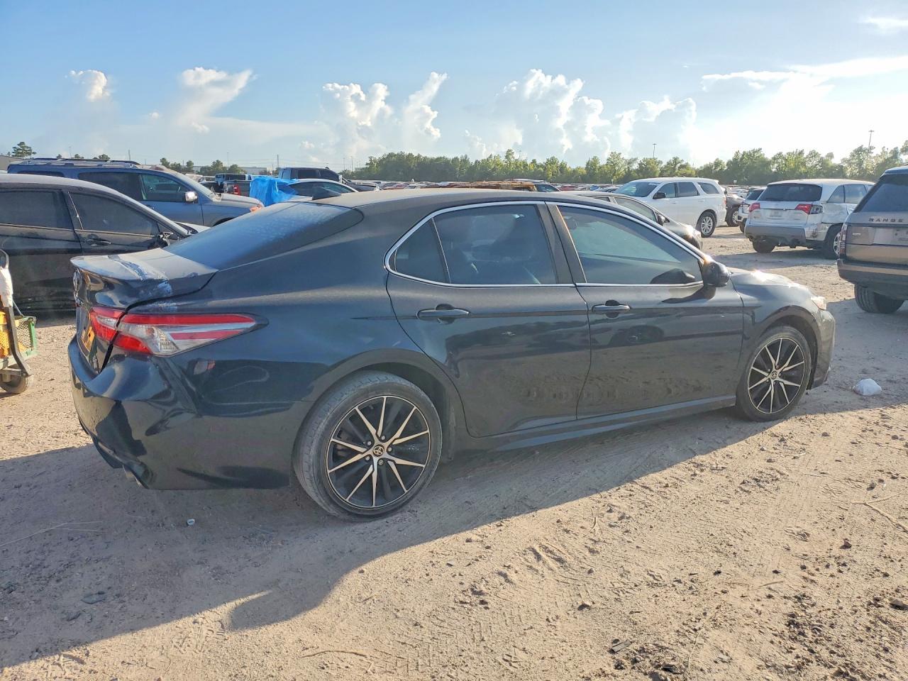 2019 Toyota Camry Se - Фото 3