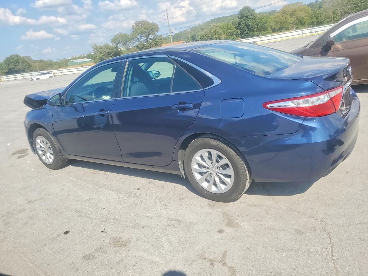 2017 Toyota Camry Le - Фото 2