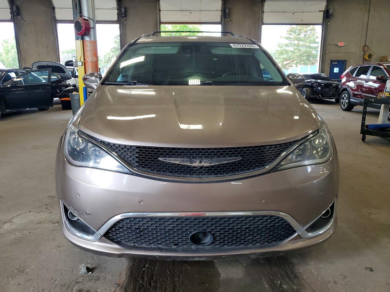 2017 Chrysler Pacifica Limited - Image 5