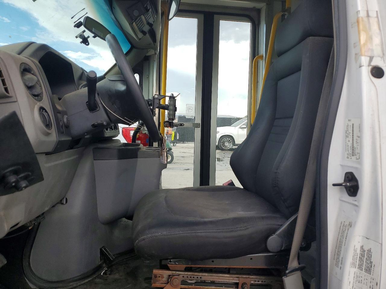 2016 Ford Econoline E350 Super Duty Cutaway Van - Фото 7