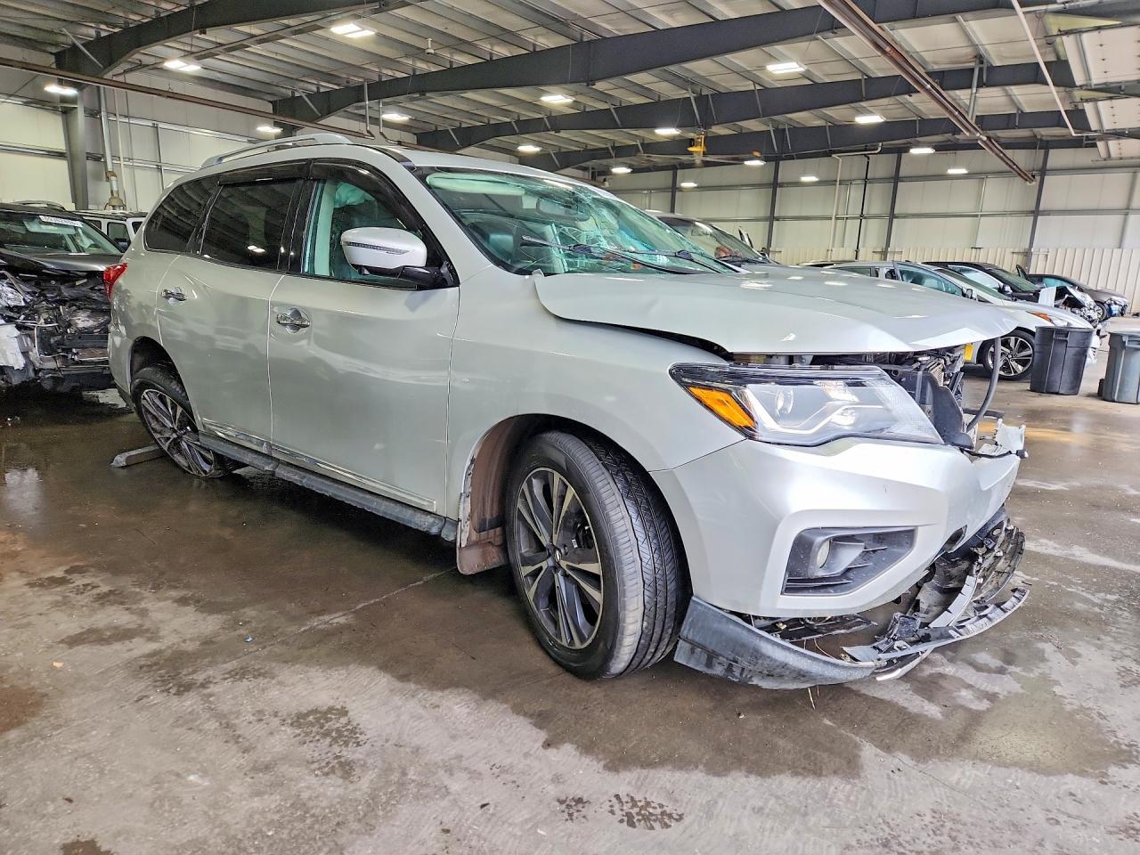 2017 Nissan Pathfinder Platinum - Image 4