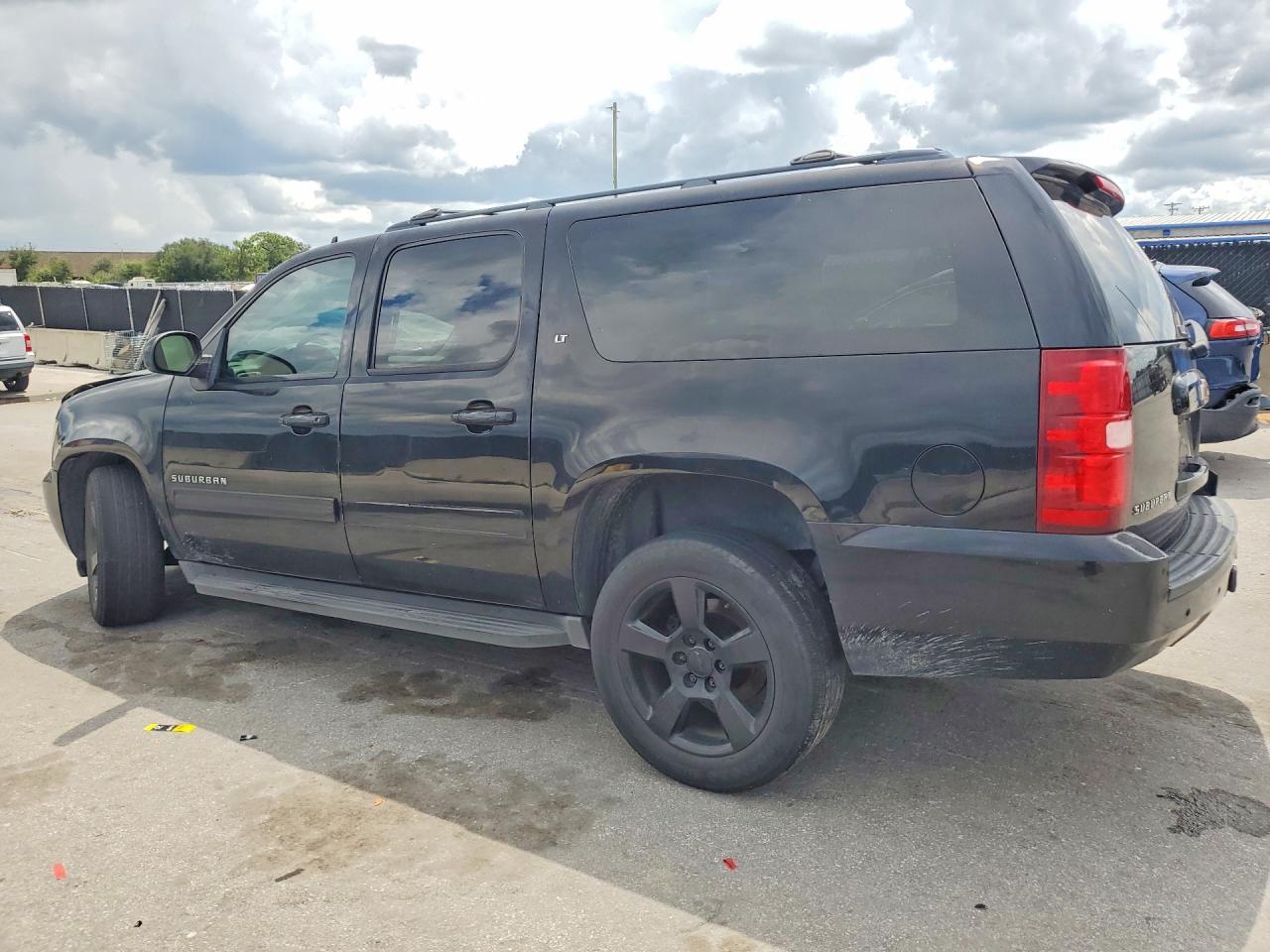 2013 Chevrolet Suburban C1500 Lt - Image 2