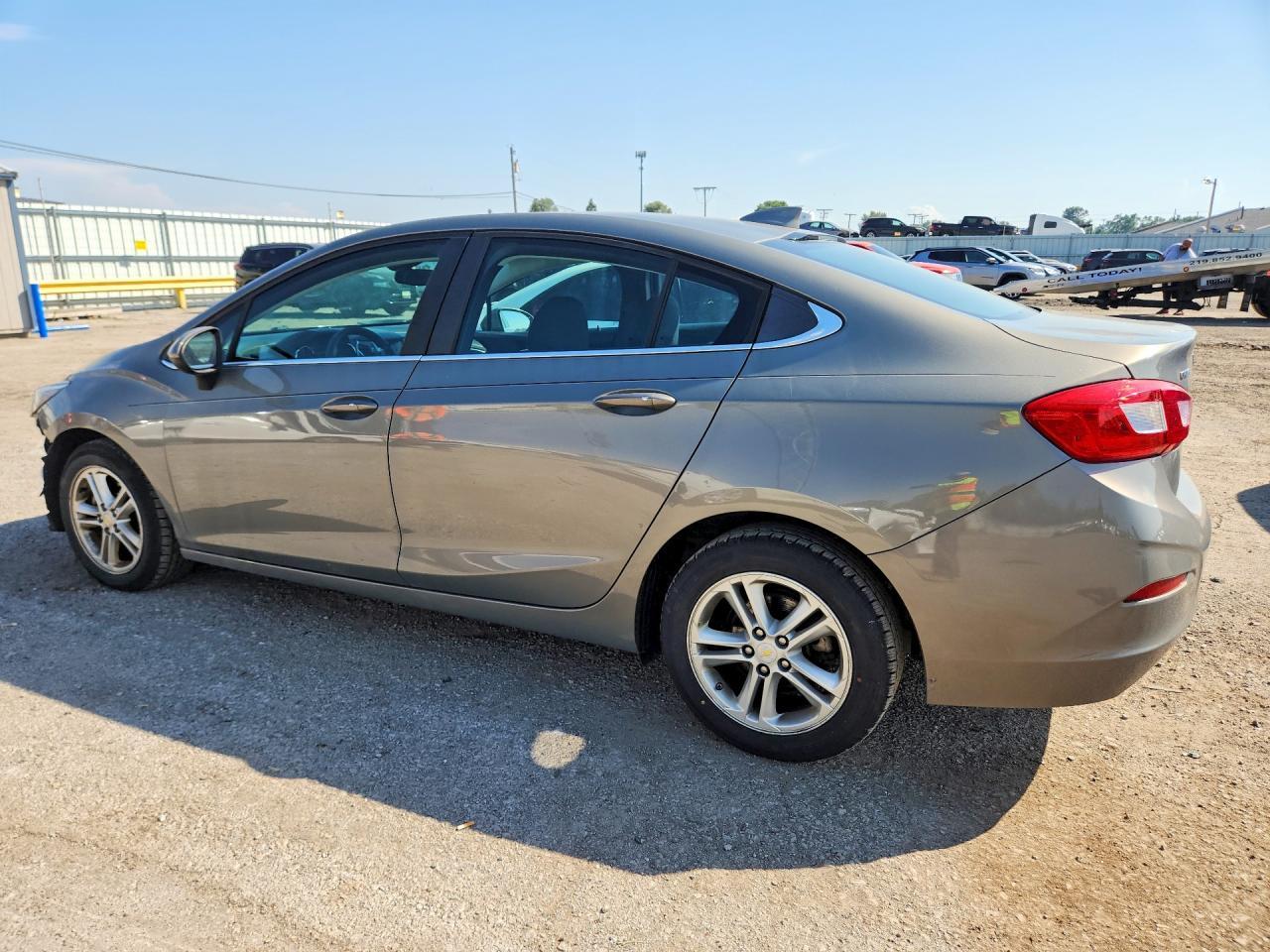 2017 Chevrolet Cruze Lt - Image 2