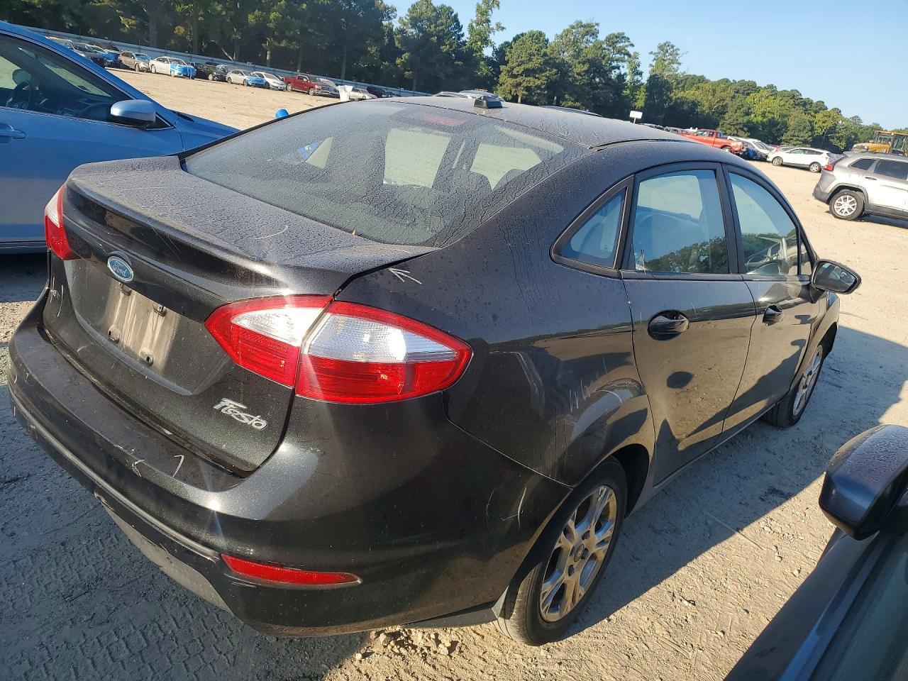 2015 Ford Fiesta Se - Фото 3