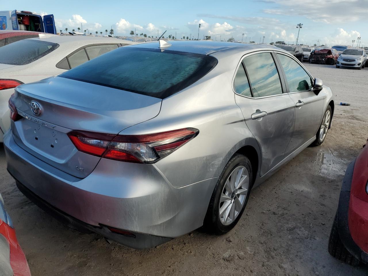 2022 Toyota Camry Le - Фото 3