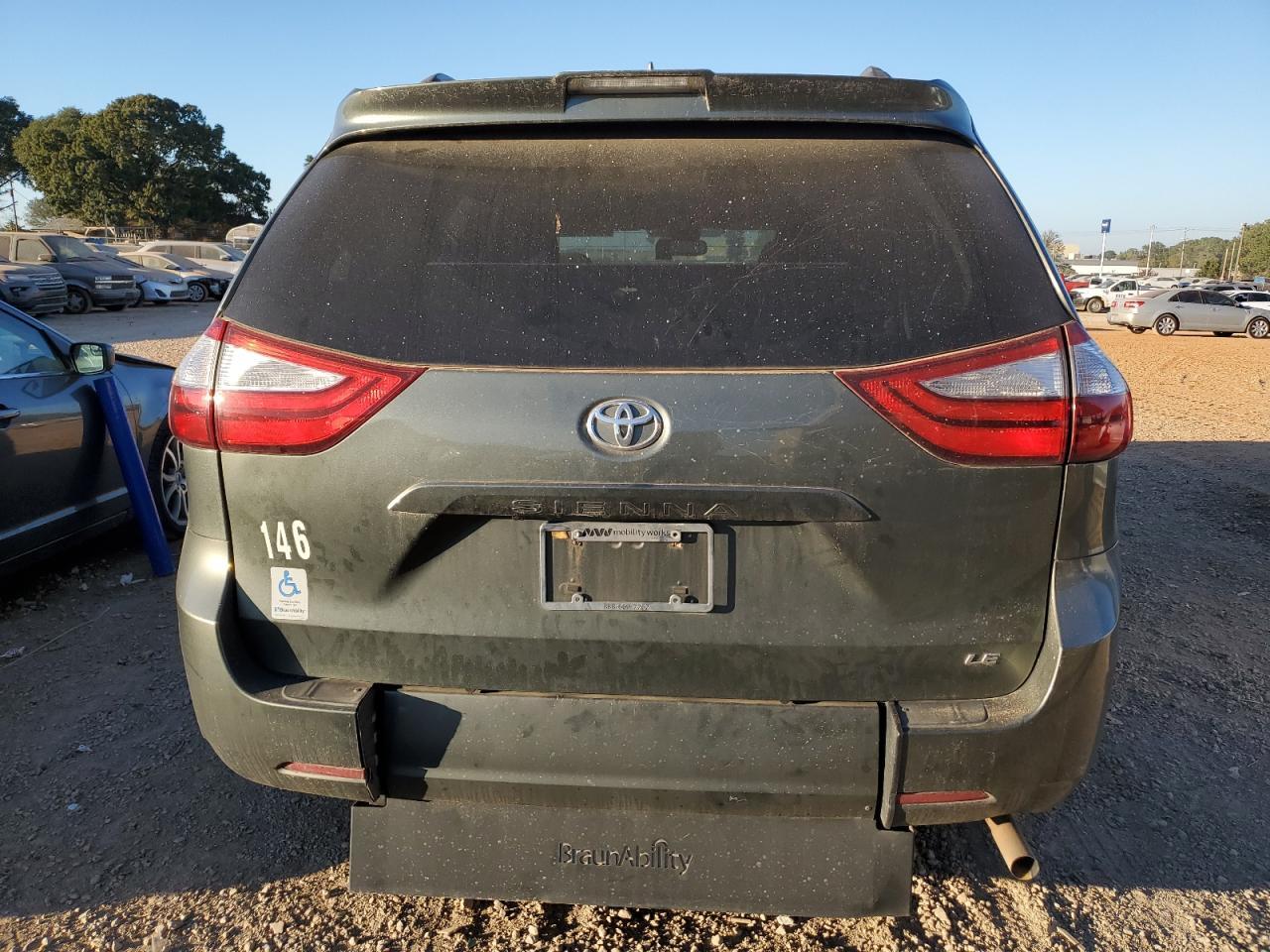 2018 Toyota Sienna Le - Image 6