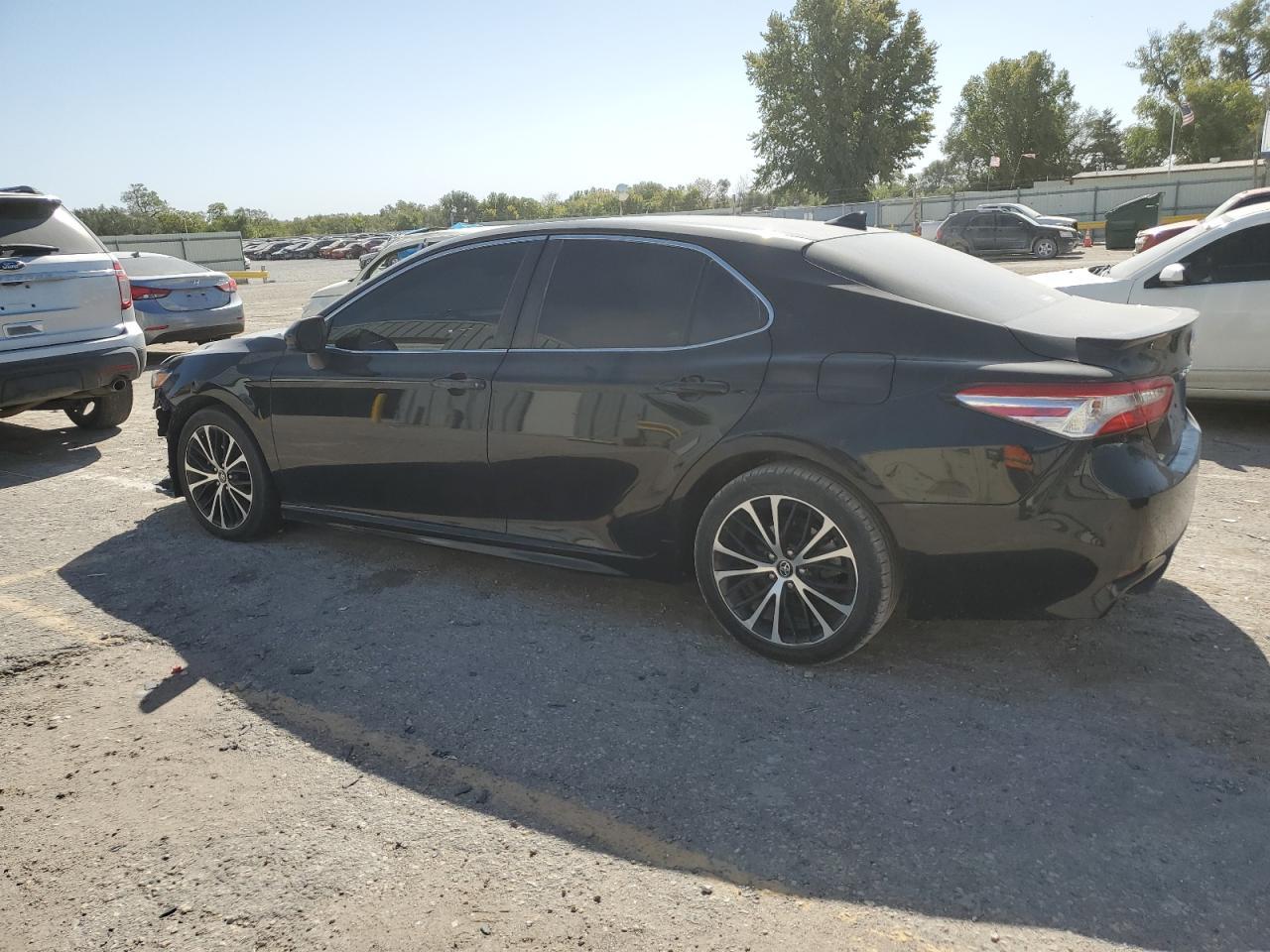 2020 Toyota Camry Se - Фото 2