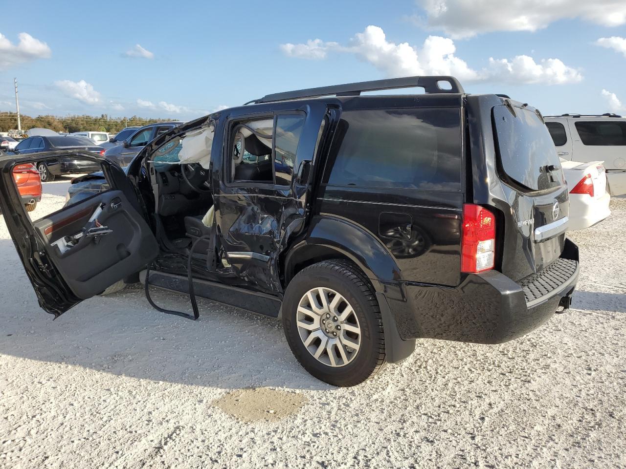 2011 Nissan Pathfinder S - Фото 2