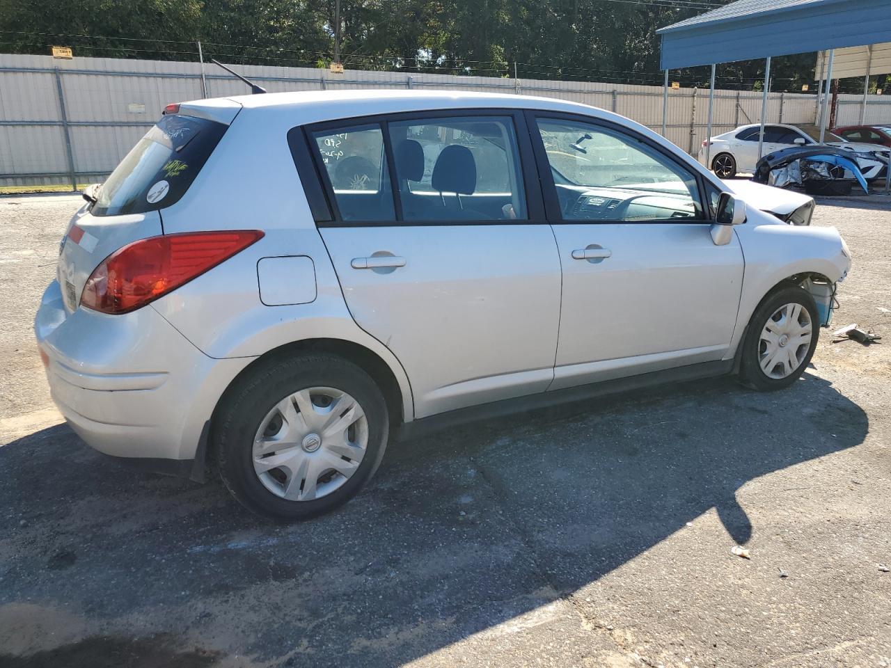 2011 Nissan Versa S - Фото 3