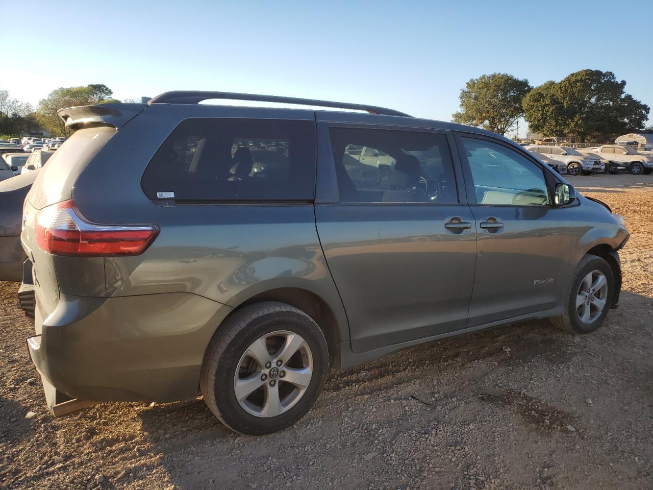 2018 Toyota Sienna Le - Image 3