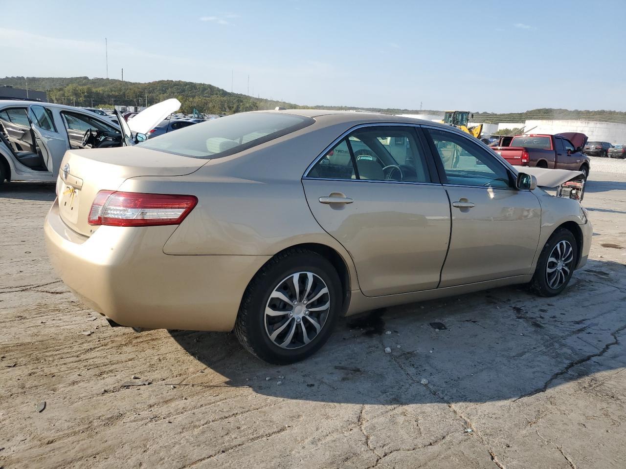 2011 Toyota Camry Base - Фото 3