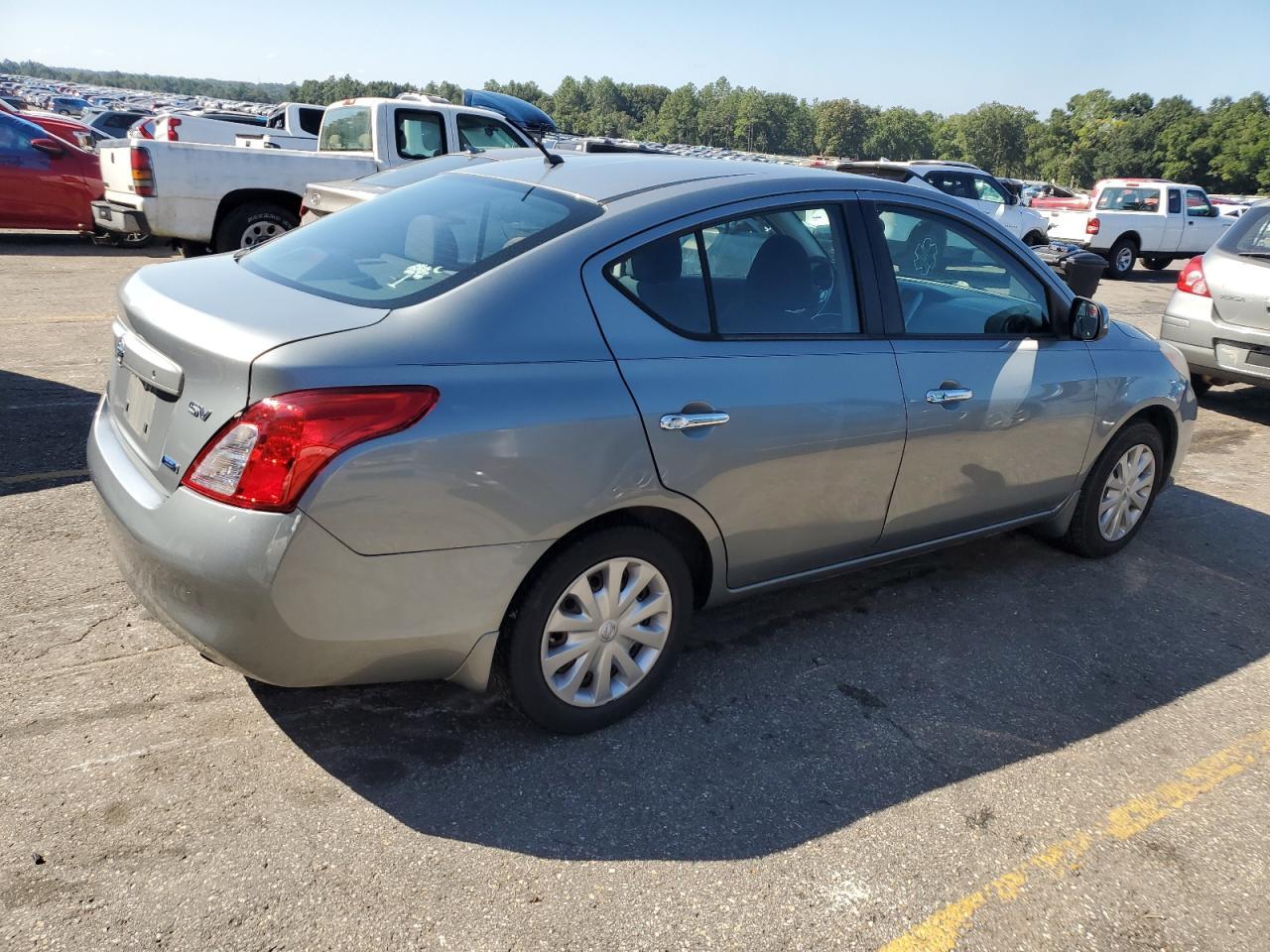 2012 Nissan Versa S - Фото 3