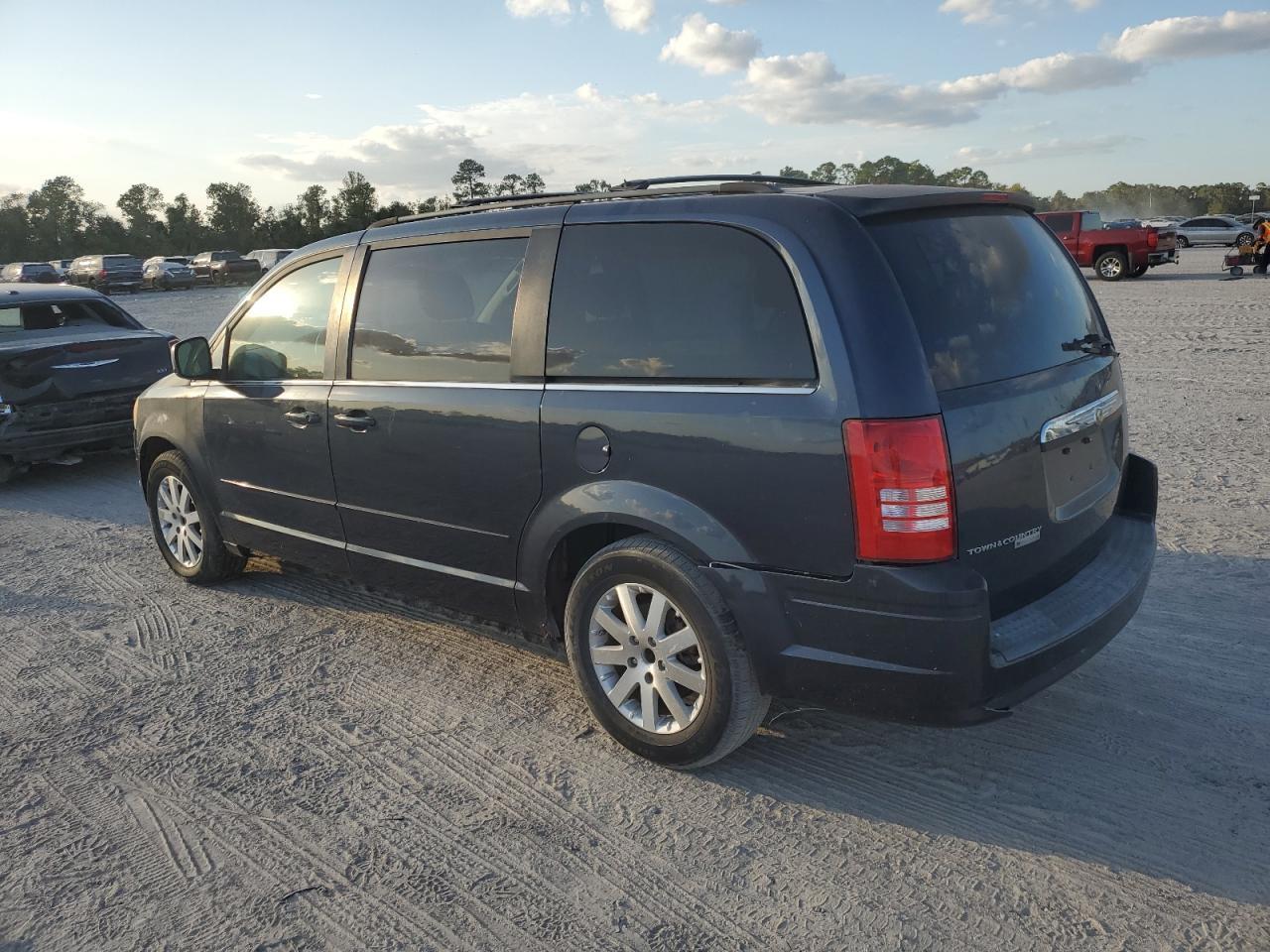 2008 Chrysler Town & Country Touring - Фото 2