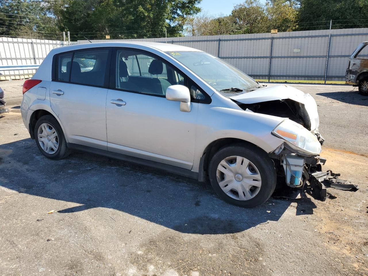 2011 Nissan Versa S - Фото 4