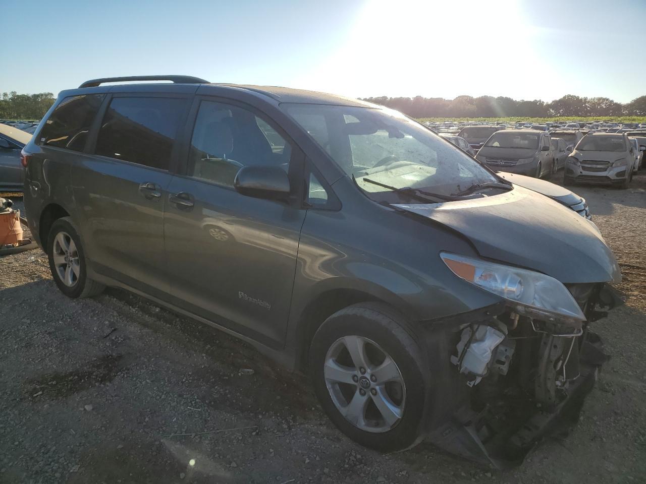 2018 Toyota Sienna Le - Image 4