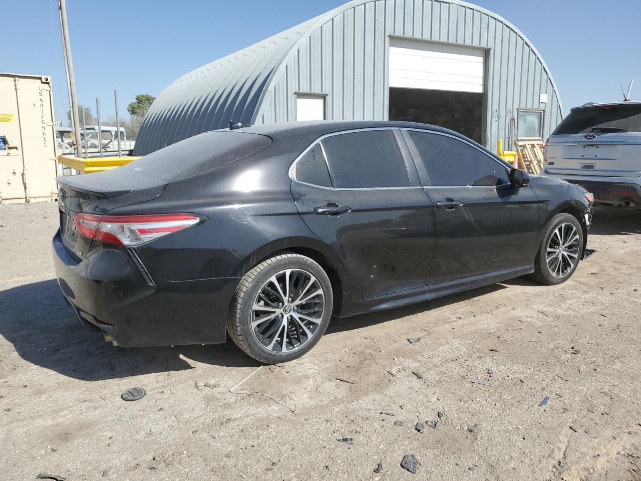 2020 Toyota Camry Se - Фото 3