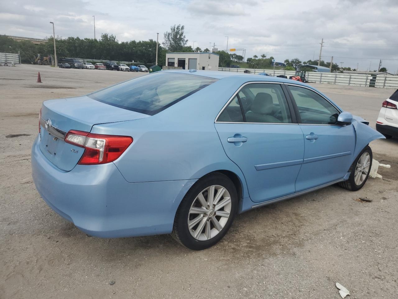 2012 Toyota Camry Base - Фото 3