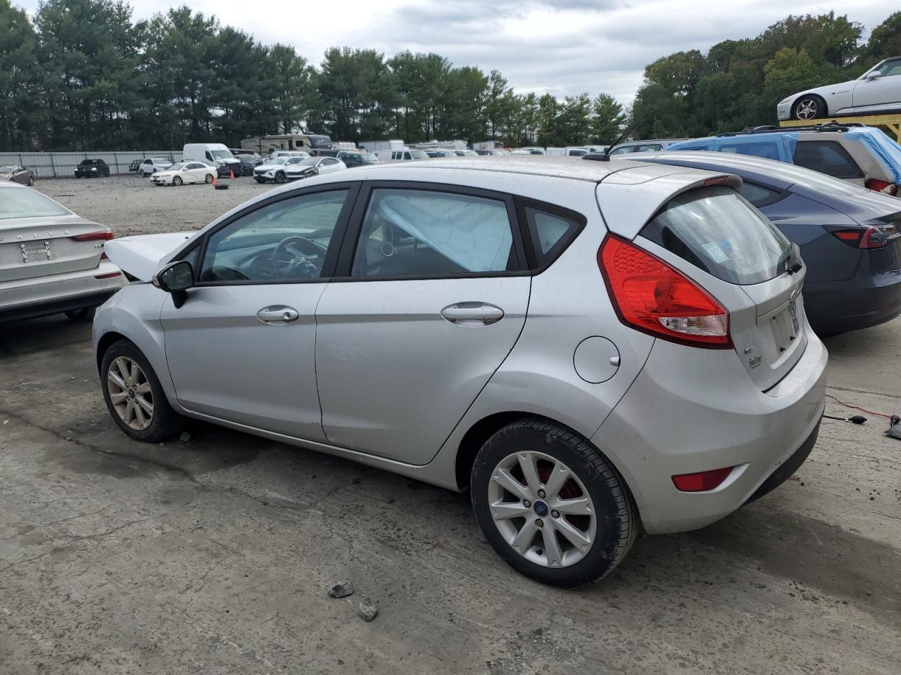 2013 Ford Fiesta Se - Фото 2