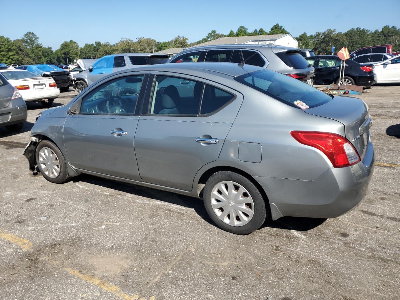 2012 Nissan Versa S - Фото 2