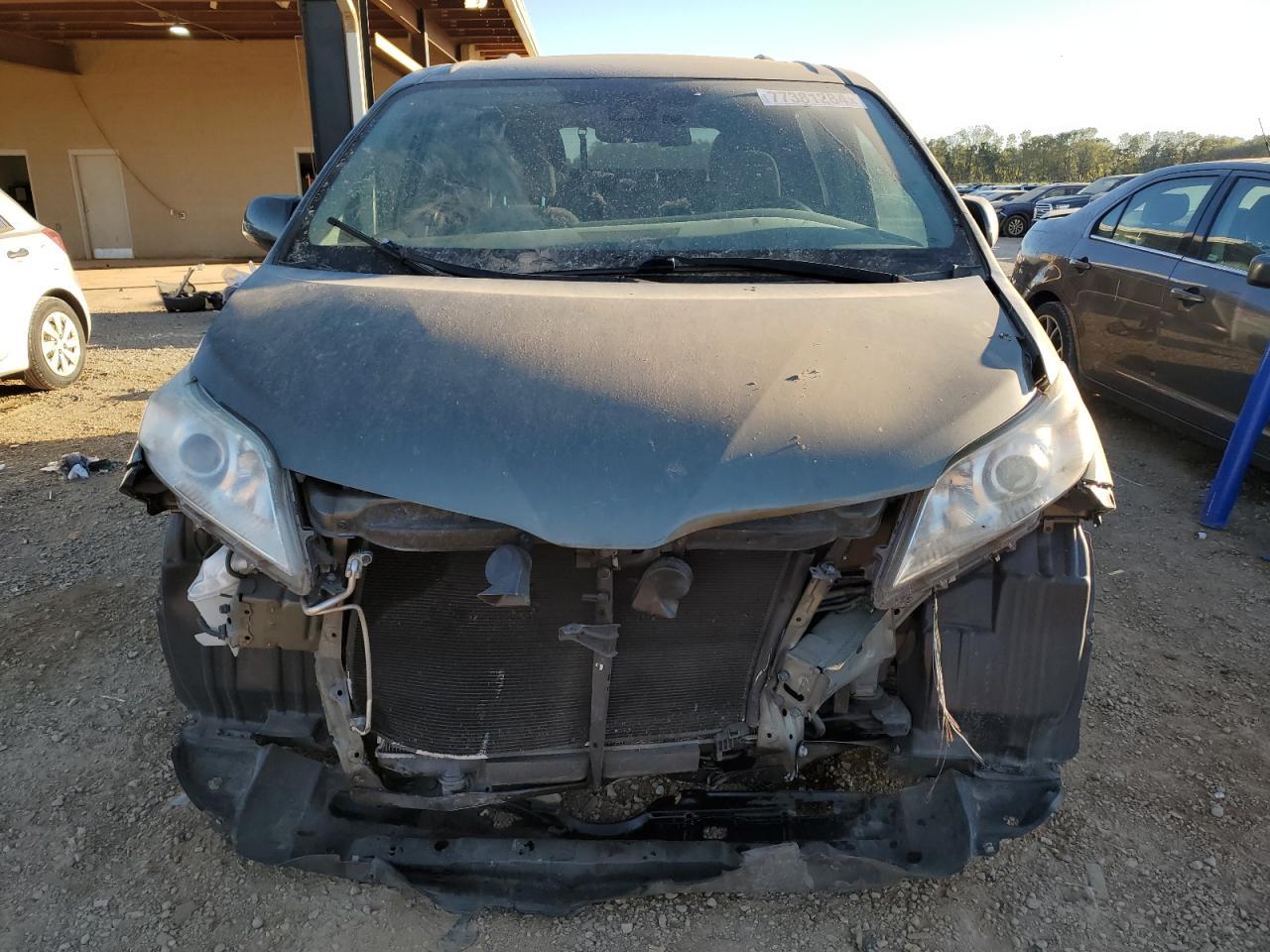 2018 Toyota Sienna Le - Image 5